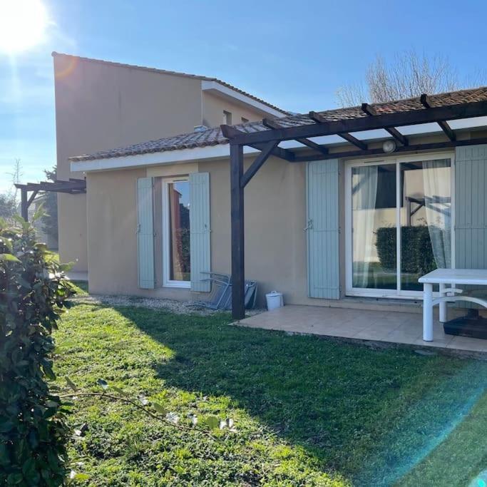 Maison Plain Pied Avec Climatisation Dans Une Residence Privee Avec Piscine Saint-Saturnin-lès-Avignon 외부 사진